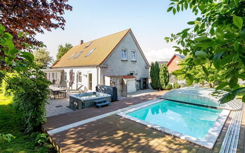 Thorward - 1.5Km from the Sea: Dach, Zuhause, Tür, Hütte, Schatten, Abstellgleis, Garten, Estate, Hinterhof