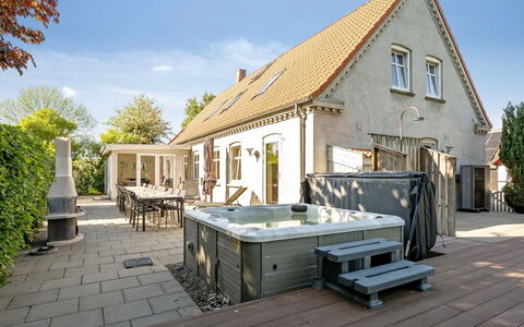 Thorward - 1.5Km from the Sea: Dach, Zuhause, Tür, Hütte, Schatten, Abstellgleis, Garten, Estate, Hinterhof