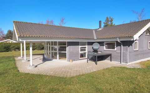 Birthe - 800M from the Sea: Dach, Haus, Zuhause, Hütte, Tür, Abstellgleis, Estate, Rasen, Garten, Veranda
