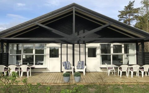 Torsten - 30M from the Sea: Dach, Haus, Grundstueck, Zuhause, Hütte, Estate, Gartenbauten, Schatten, Blockhaus, Landscaping