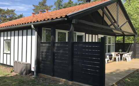 Torsten - 30M from the Sea: Dach, Haus, Grundstueck, Zuhause, Hütte, Estate, Gartenbauten, Schatten, Blockhaus, Landscaping
