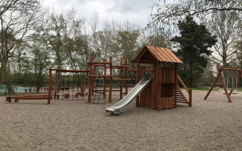 Torsten - 30M from the Sea: Dach, Haus, Grundstueck, Zuhause, Hütte, Estate, Gartenbauten, Schatten, Blockhaus, Landscaping