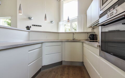 Elicia - 950M from the Sea: Flooring, Interior Design, Küche, Countertop, Cabinetry, Fussboden, Holz, Decke, Küchengerät, Möbel
