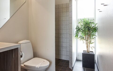 Elicia - 950M from the Sea: Flooring, Wand, Fussboden, Toilleten Sitz, Toilette, Armatur, Interior Design, Badezimmer, Fliese, Verbundwerkstoff