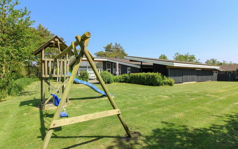 Elicia - 950M from the Sea: Gras, Grundstueck, Garten, Rasen, Schatten, Einfach, Ground, Hinterhof
