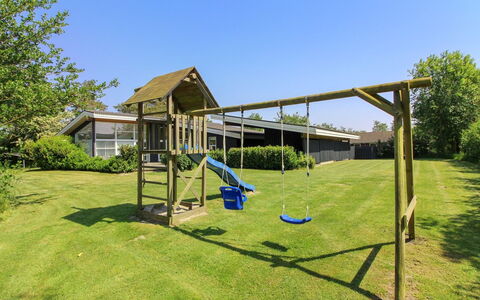 Elicia - 950M from the Sea: Gras, Öffentlicher Raum, Grundstueck, Garten, Spielplatz Rutsche, Spielmittel, Rasen, Schatten, Hinterhof