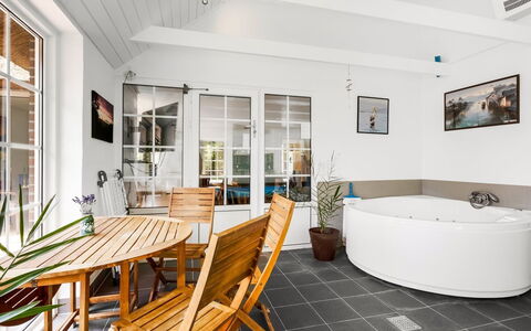 Taralyn - 1.3Km from the Sea: Möbel, Interior Design, Wohnung, Fussboden, Flooring, Tabelle, Stuhl, Wohnzimmer, Zimmer, Zuhause
