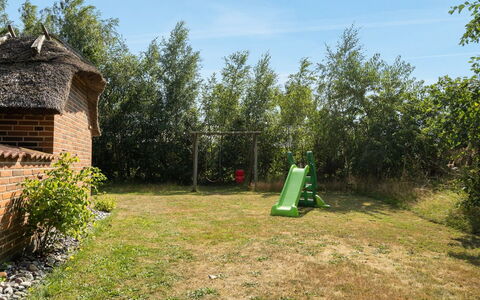 Taralyn - 1.3Km from the Sea: Wohngebiet, Zuhause, Estate, Schatten, Beton, Auffahrt, Landscaping, Villa, Zaun, Veranda