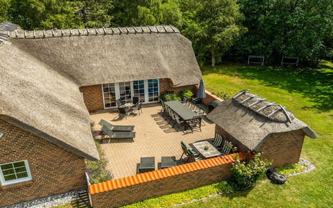 Taralyn - 1.3Km from the Sea: Dach, Zuhause, Tür, Hütte, Schatten, Abstellgleis, Garten, Estate, Hinterhof