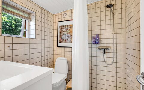 Erke - 370M from the Sea: Wand, Flooring, Badezimmer, Armatur, Fussboden, Interior Design, Toilette, Installation, Decke, Fliese