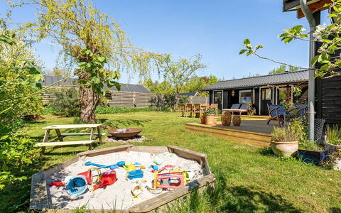 Erke - 370M from the Sea: Garten, Grundstueck, Hinterhof, Schatten, Rasen, Hütte, Garten, Landscaping, Gartenbauten, Eco Hotel