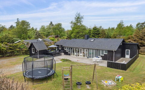 Hallveig - 1.1Km from the Sea: Dach, Zuhause, Tür, Hütte, Schatten, Abstellgleis, Garten, Estate, Hinterhof