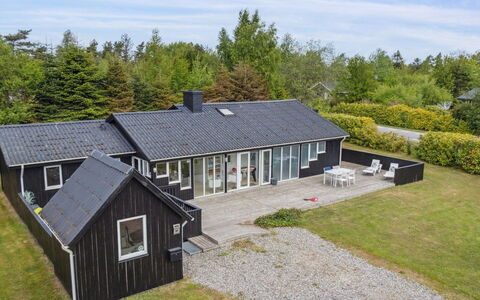 Hallveig - 1.1Km from the Sea: Dach, Zuhause, Tür, Hütte, Schatten, Abstellgleis, Garten, Estate, Hinterhof