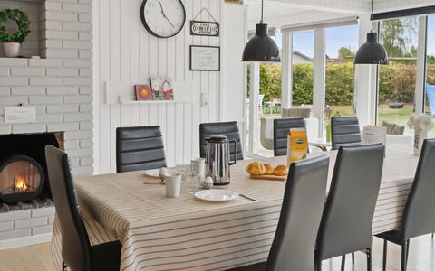 Hallveig - 1.1Km from the Sea: Möbel, Interior Design, Flooring, Stuhl, Holz, Tabelle, Küche & Esszimmer Tisch, Esszimmer, Fussboden, Beleuchtung