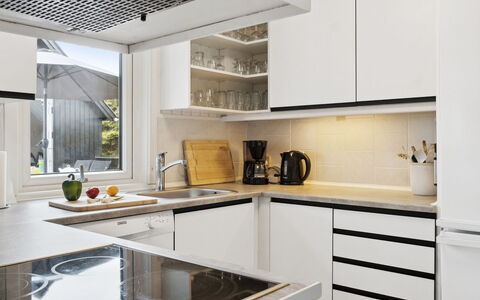 Hallveig - 1.1Km from the Sea: Küchengerät, Küche, Countertop, Cabinetry, Interior Design, Möbel, Major Appliance, Haushaltsgerät, Holz, Light Fixture