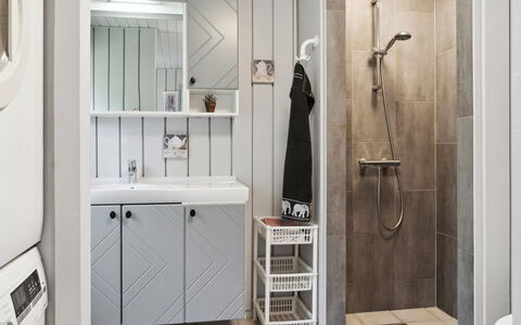 Hallveig - 1.1Km from the Sea: Interior Design, Flooring, Fussboden, Zimmer, Decke, Tür, Fliese, Installation, Cabinetry