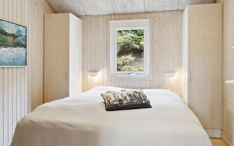 Hallveig - 1.1Km from the Sea: Holz, Fussboden, Flooring, Schlafzimmer, Decke, Zimmer, Zuhause, Bett, Bettdecke, Hartholz