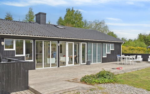 Hallveig - 1.1Km from the Sea: Dach, Zuhause, Tür, Hütte, Schatten, Abstellgleis, Garten, Estate, Hinterhof
