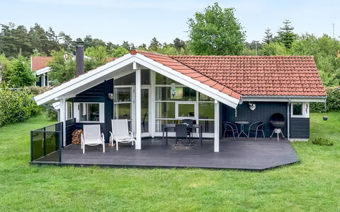 Brynhild - 400M from the Sea: Gras, Haus, Dach, Zuhause, Hütte, Strauch, Grundstueck, Ländliches Gebiet, Bauernhaus, Ground
