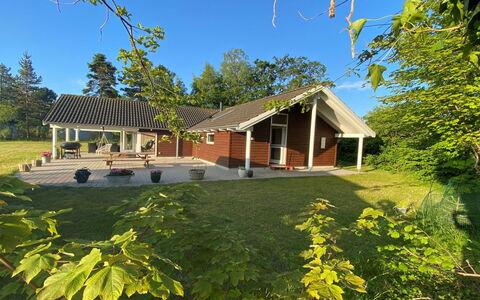 Hegge - 300M from the Sea: Haus, Zuhause, Tür, Dach, Hütte, Estate, Garten, Schatten, Abstellgleis, Garten