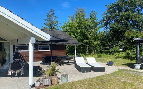 Hegge - 300M from the Sea: Haus, Zuhause, Tür, Dach, Hütte, Estate, Garten, Schatten, Abstellgleis, Garten