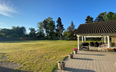 Hegge - 300M from the Sea: Haus, Zuhause, Tür, Dach, Hütte, Estate, Garten, Schatten, Abstellgleis, Garten