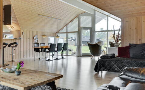 Hegge - 300M from the Sea: Holz, Decke, Interior Design, Möbel, Light Fixture, Wohnzimmer, Zuhause, Couch, Stuhl, Küche & Esszimmer Tisch