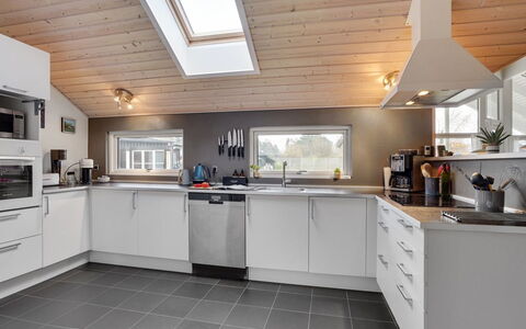 Hegge - 300M from the Sea: Küche, Countertop, Decke, Holz, Flooring, Major Appliance, Interior Design, Küchengerät, Light Fixture, Haushaltsgerät