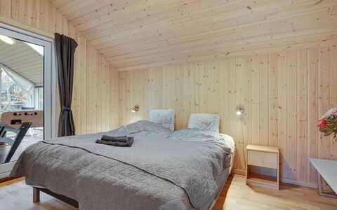Hegge - 300M from the Sea: Interior Design, Holz, Decke, Flooring, Möbel, Schlafzimmer, Fussboden, Bett, Holzboden, Zimmer