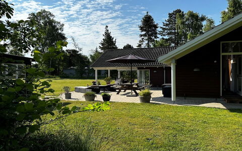 Hegge - 300M from the Sea: Gras, Haus, Dach, Zuhause, Wohngebiet, Hütte, Rasen, Garten, Hinterhof, Abstellgleis