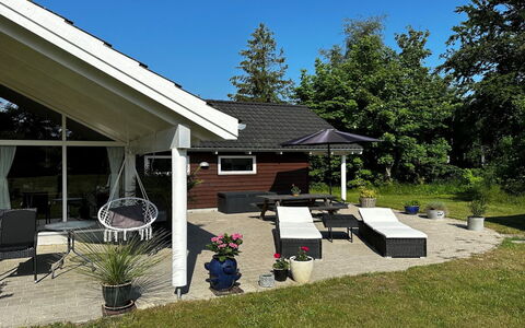 Hegge - 300M from the Sea: Dach, Haus, Zuhause, Hütte, Schatten, Rasen, Garten, Garten, Abstellgleis, Estate