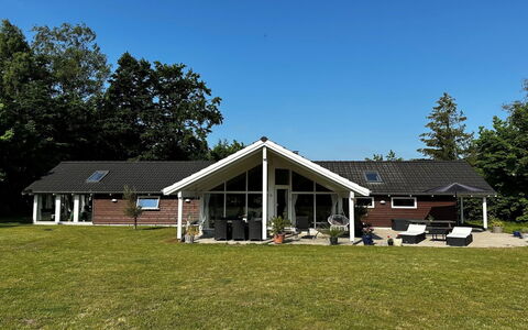 Hegge - 300M from the Sea: Haus, Zuhause, Tür, Dach, Hütte, Estate, Garten, Schatten, Abstellgleis, Garten