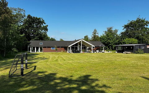 Hegge - 300M from the Sea: Haus, Zuhause, Tür, Dach, Hütte, Estate, Garten, Schatten, Abstellgleis, Garten