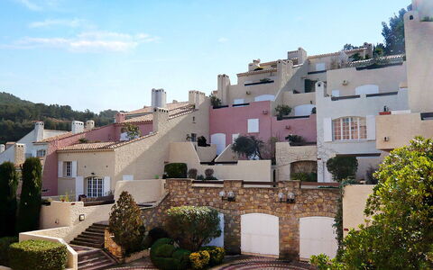 Saint Cyr sur Mer la Madrague 240: Himmel, Wolke, Pflanze, Gebäude, Fenster, Haus, Urban Design, Baum, Fassade