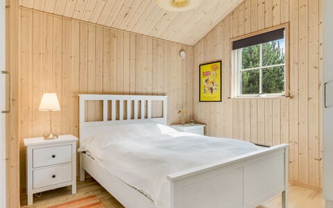 Finwith - 1.5Km from the Sea: Möbel, Bett, Schlafzimmer, Interior Design, Flooring, Fussboden, Holz, Decke, Bedding, Bettdecke