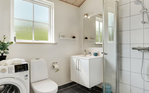 Finwith - 1.5Km from the Sea: Armatur, Flooring, Interior Design, Badezimmer, Fussboden, Sinken, Zapfhahn, Toilette, Installation, Toilleten Sitz
