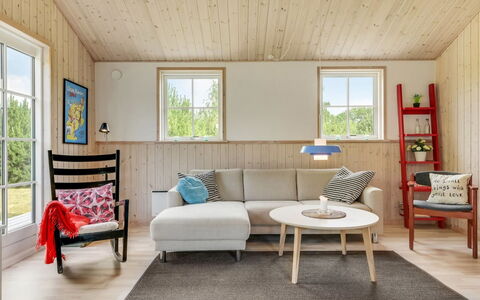 Finwith - 1.5Km from the Sea: Möbel, Interior Design, Stuhl, Flooring, Tabelle, Resort, Fussboden, Decke, Zimmer, Eco Hotel