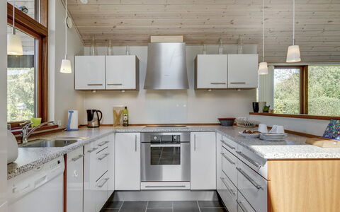 Biaver - 350M from the Sea: Küche, Countertop, Küchengerät, Flooring, Interior Design, Holz, Major Appliance, Cabinetry, Möbel, Decke