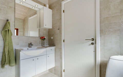 Biaver - 350M from the Sea: Flooring, Armatur, Fussboden, Holz, Interior Design, Sinken, Badezimmer, Zapfhahn, Installation, Bad Sink