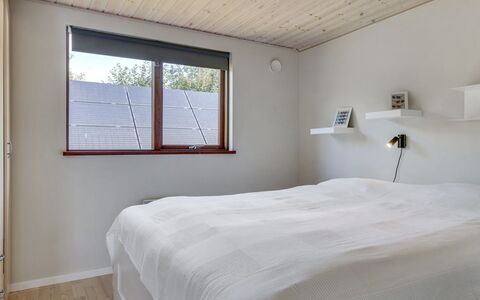 Biaver - 350M from the Sea: Wand, Interior Design, Holz, Flooring, Decke, Schlafzimmer, Fussboden, Bett, Zimmer, Bettdecke