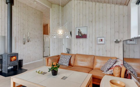 Naia - 200M from the Sea: Möbel, Interior Design, Flooring, Holz, Decke, Fussboden, Zimmer, Wohnzimmer, Couch, Beleuchtung