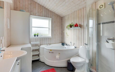 Naia - 200M from the Sea: Armatur, Interior Design, Decke, Flooring, Installation, Badezimmer, Zapfhahn, Zuhause, Zimmer, Fussboden