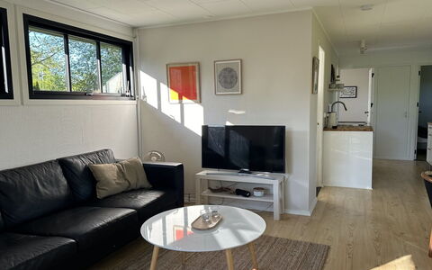 Ady - 150M from the Sea: Flooring, Interior Design, Fussboden, Holz, Decke, Möbel, Zimmer, Couch, Wohnzimmer, Wohnung