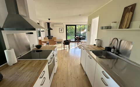 Ady - 150M from the Sea: Möbel, Countertop, Küche, Flooring, Holz, Küchengerät, Fussboden, Cabinetry, Interior Design, Major Appliance