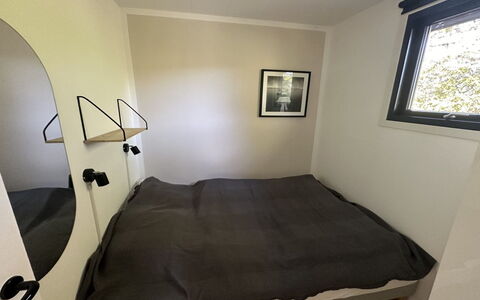 Ady - 150M from the Sea: Schlafzimmer, Holz, Fussboden, Interior Design, Bett, Flooring, Bettdecke, Zimmer, Bedding, Beleuchtung