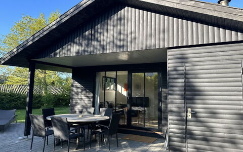 Ady - 150M from the Sea: Wohnung, Schatten, Balkon, Stuhl, Zaun, Gartenmöbel, Aluminium, Kunstrasen
