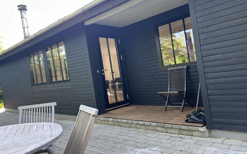 Ady - 150M from the Sea: Wohnung, Schatten, Balkon, Stuhl, Zaun, Gartenmöbel, Aluminium, Kunstrasen