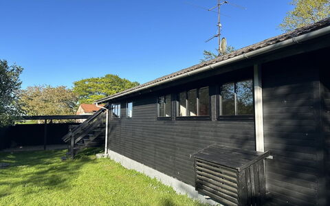 Ady - 150M from the Sea: Wohnung, Schatten, Balkon, Stuhl, Zaun, Gartenmöbel, Aluminium, Kunstrasen