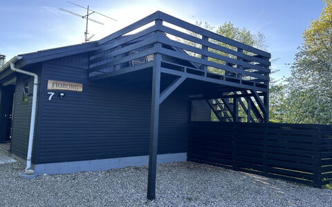 Ady - 150M from the Sea: Wohnung, Schatten, Balkon, Stuhl, Zaun, Gartenmöbel, Aluminium, Kunstrasen
