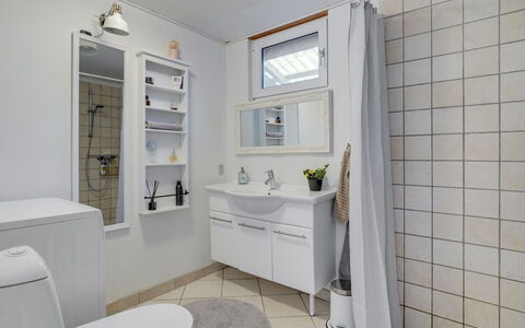 Leefke - 300M from the Sea: Interior Design, Flooring, Armatur, Sinken, Fussboden, Badezimmerschrank, Bad Sink, Installation, Zapfhahn, Badezimmer